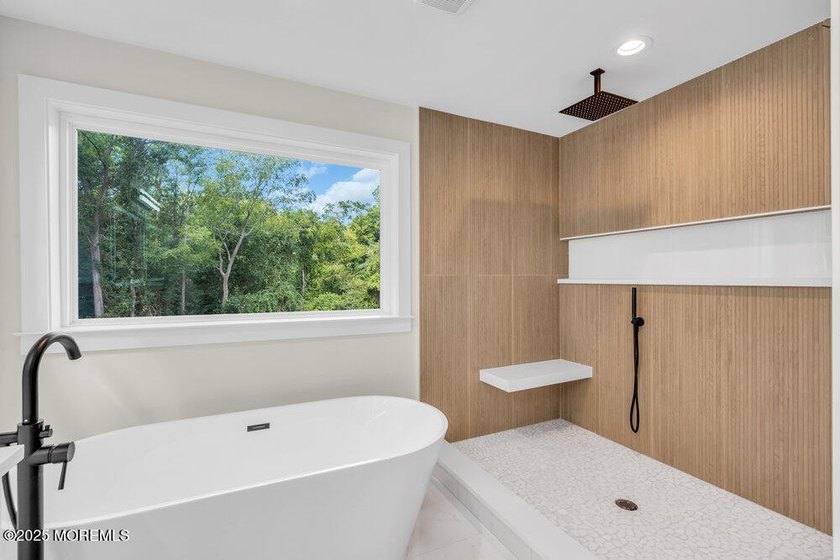 Beautiful, NEW CONSTRUCTION. This Custom Colonial features a - photo 23