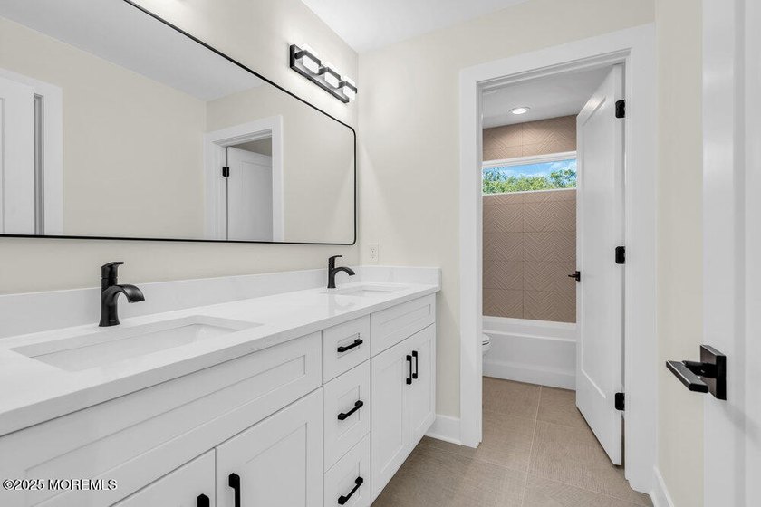 Beautiful, NEW CONSTRUCTION. This Custom Colonial features a - photo 24