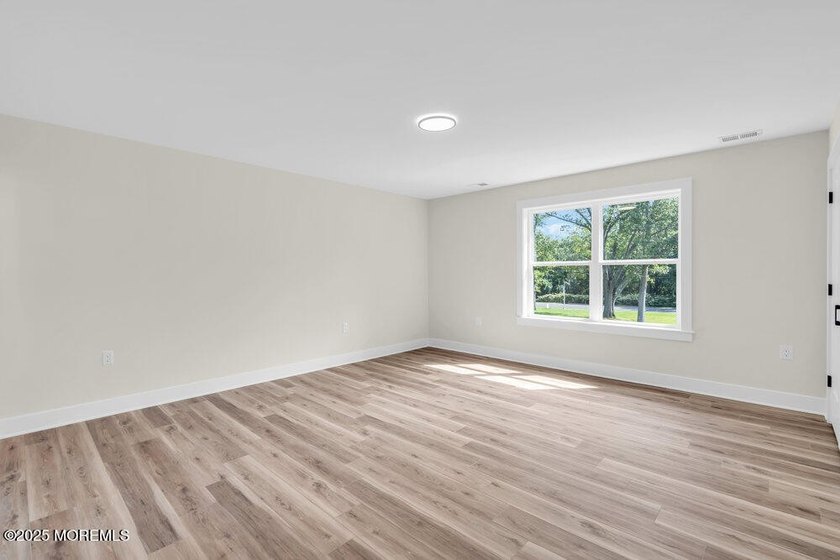 Beautiful, NEW CONSTRUCTION. This Custom Colonial features a - photo 25