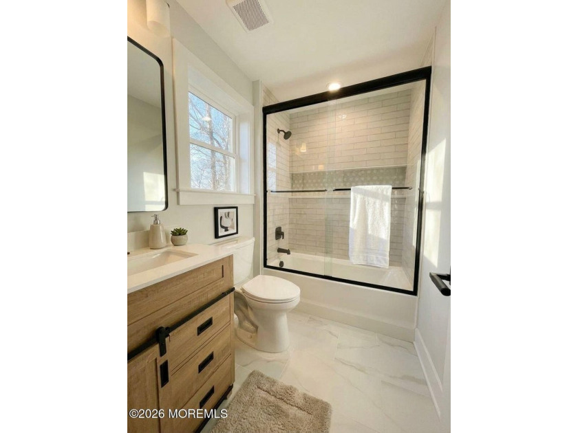Beautiful, NEW CONSTRUCTION. This Custom Colonial features a - photo 28