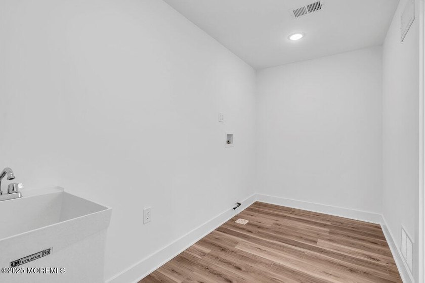 Beautiful, NEW CONSTRUCTION. This Custom Colonial features a - photo 29