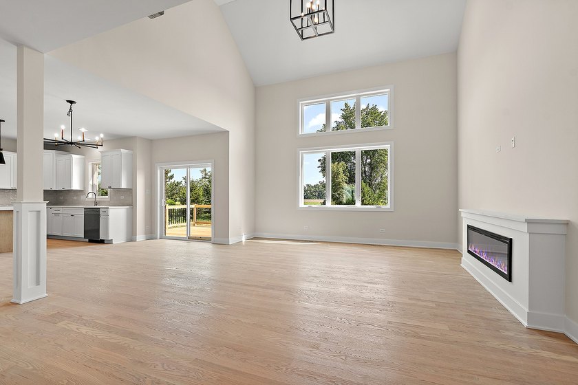 Quality built home in Lakeview Estates. Wainscoting, decorative - photo 13