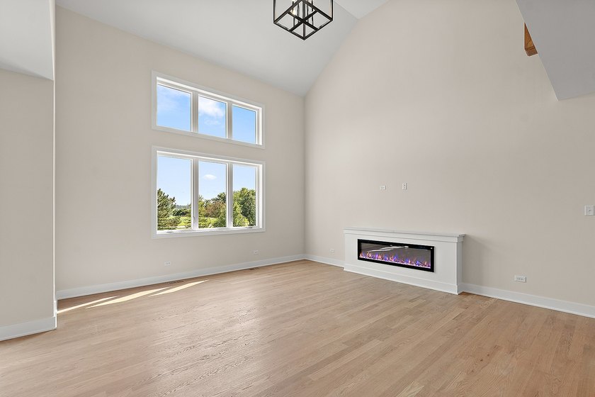 Quality built home in Lakeview Estates. Wainscoting, decorative - photo 14