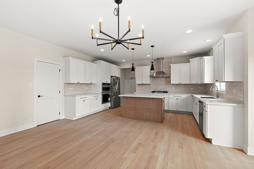Quality built home in Lakeview Estates. Wainscoting, decorative - photo 18