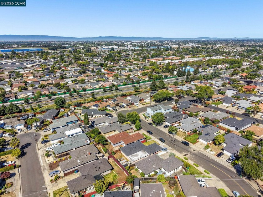 OPEN HOUSE: Saturday, June 13 | 12-3 PM . Sunday, June 14 | 1-3 - photo 31