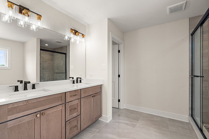 Quality built home in Lakeview Estates. Wainscoting, decorative - photo 33