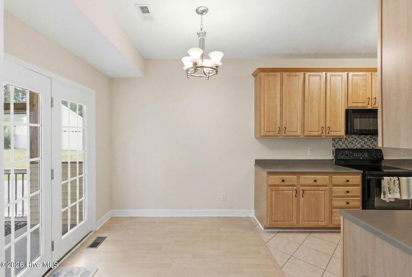 Welcome home to comfortable living tucked away on a quiet - photo 8