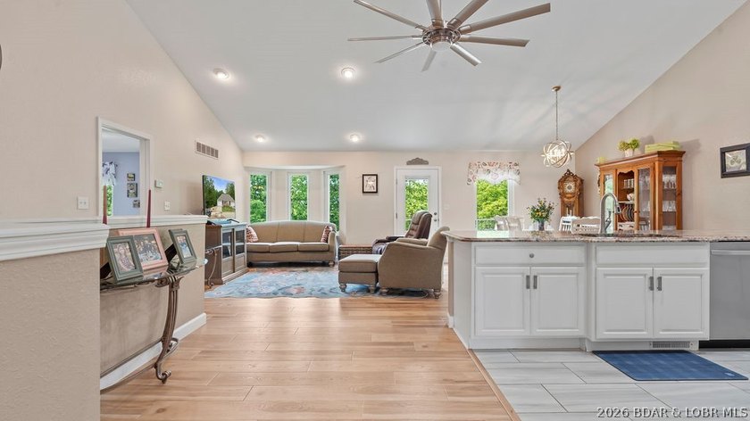 Spacious and well designed 2 level villa offering 4 bedrooms, 3 - photo 11