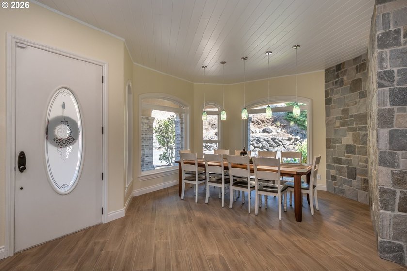 Luxury waterfront living on the backwaters of the North Umpqua - photo 11