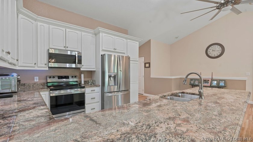 Spacious and well designed 2 level villa offering 4 bedrooms, 3 - photo 15