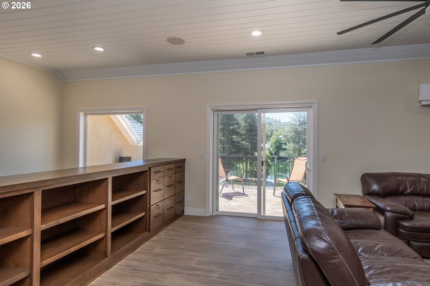 Luxury waterfront living on the backwaters of the North Umpqua - photo 28