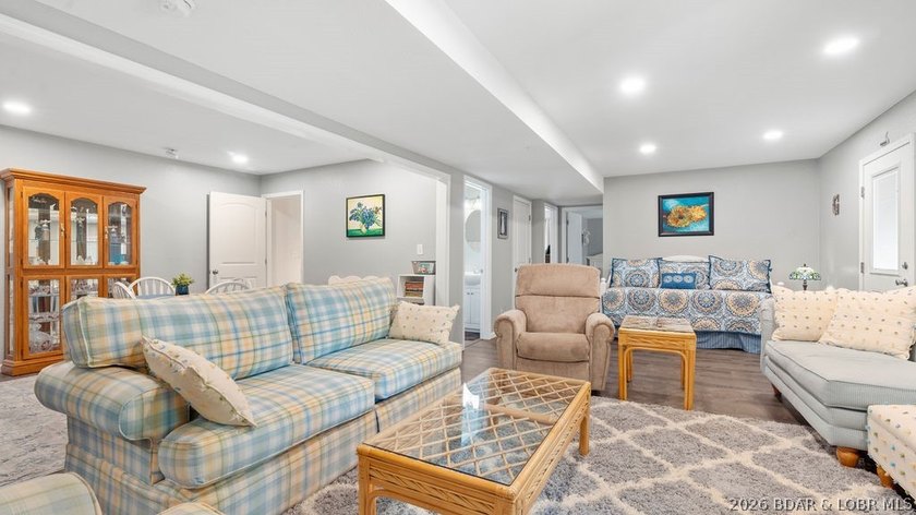 Spacious and well designed 2 level villa offering 4 bedrooms, 3 - photo 37