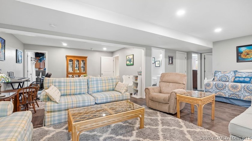 Spacious and well designed 2 level villa offering 4 bedrooms, 3 - photo 38