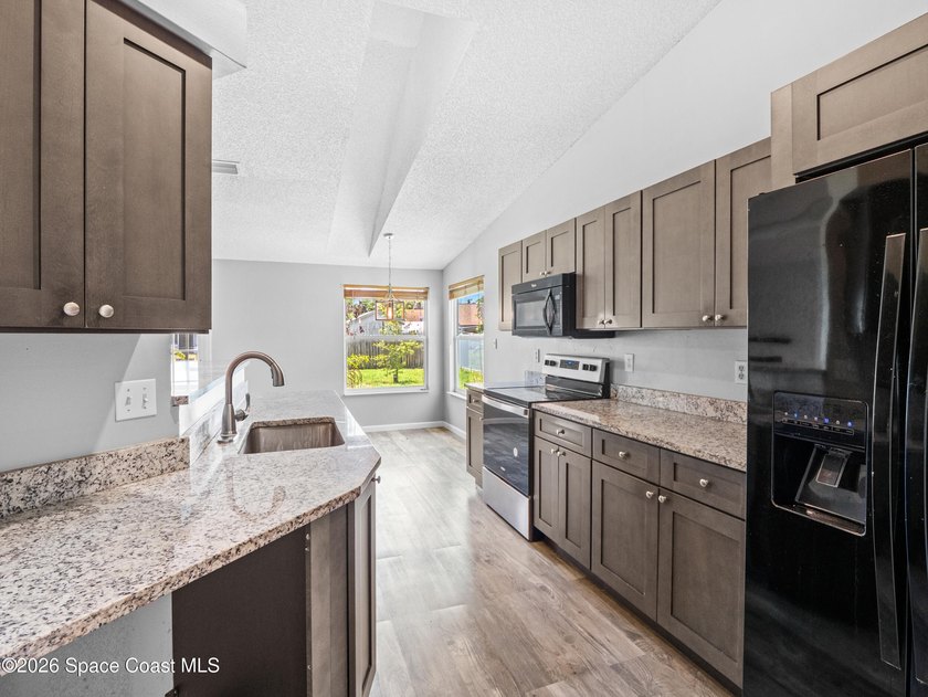 Welcome to this move-in-ready home, with a BRAND NEW ROOF! - photo 4