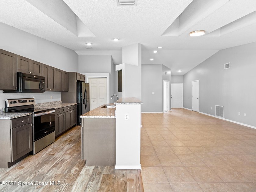 Welcome to this move-in-ready home, with a BRAND NEW ROOF! - photo 5