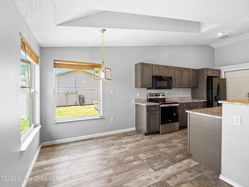 Welcome to this move-in-ready home, with a BRAND NEW ROOF! - photo 6