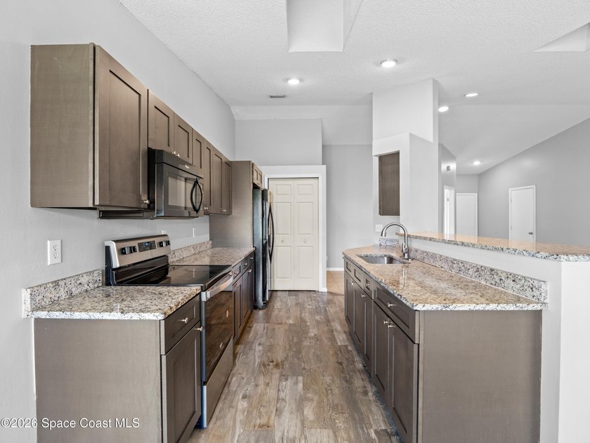 Welcome to this move-in-ready home, with a BRAND NEW ROOF! - photo 7