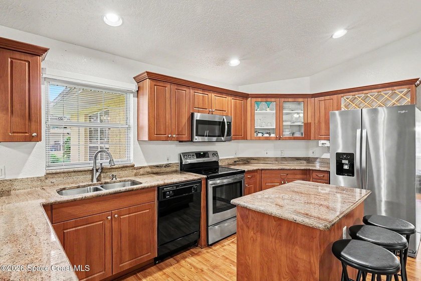 Welcome to this beautifully maintained 4-bdrm, 3-bath home - photo 3