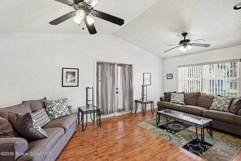 Welcome to this beautifully maintained 4-bdrm, 3-bath home - photo 4