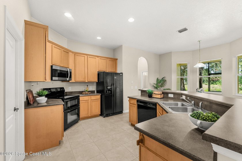 How does a 3bed, 2bath, 3 car garage with a bonus room and 21K - photo 5