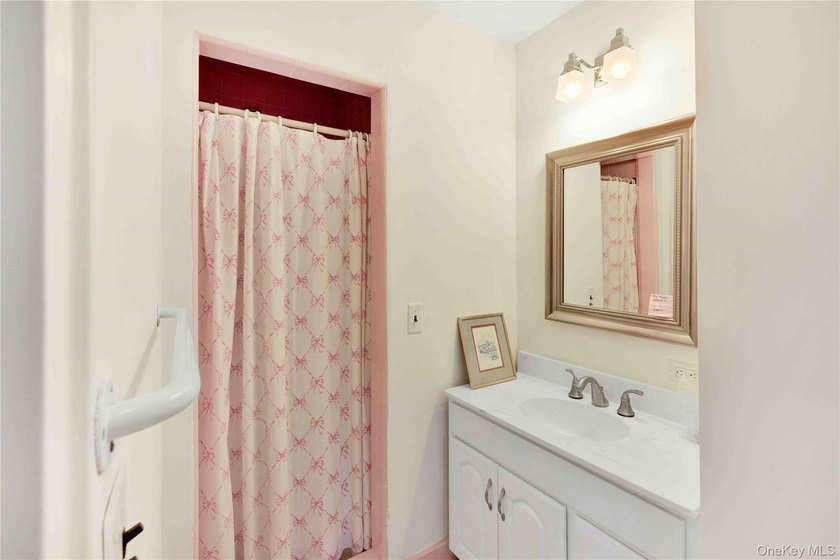 Nestled in one of Larchmont's most private and distinctive - photo 15