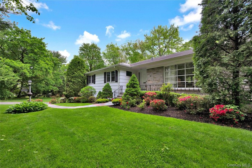 Nestled in one of Larchmont's most private and distinctive - photo 31