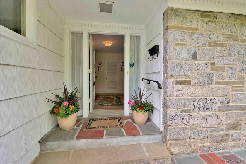 Nestled in one of Larchmont's most private and distinctive - photo 34