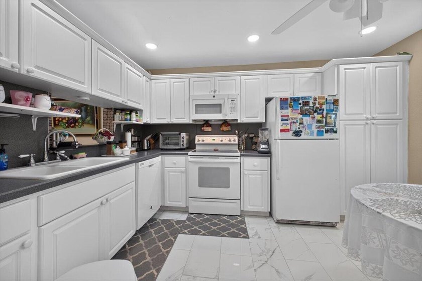Welcome to this charming 2-bedroom, 2-bathroom condominium in - photo 12