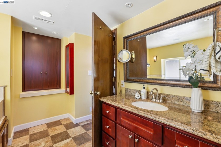 Rarely available park-front opportunity! Ideally situated - photo 31