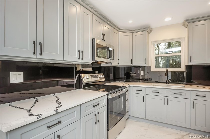 Welcome to this beautifully renovated 4-bedroom, 2.5-bath home - photo 10