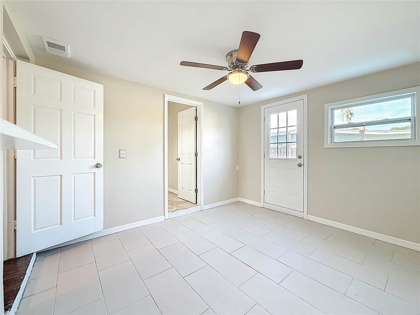 Virtually Staged. Looking for a home that blends comfort - photo 4