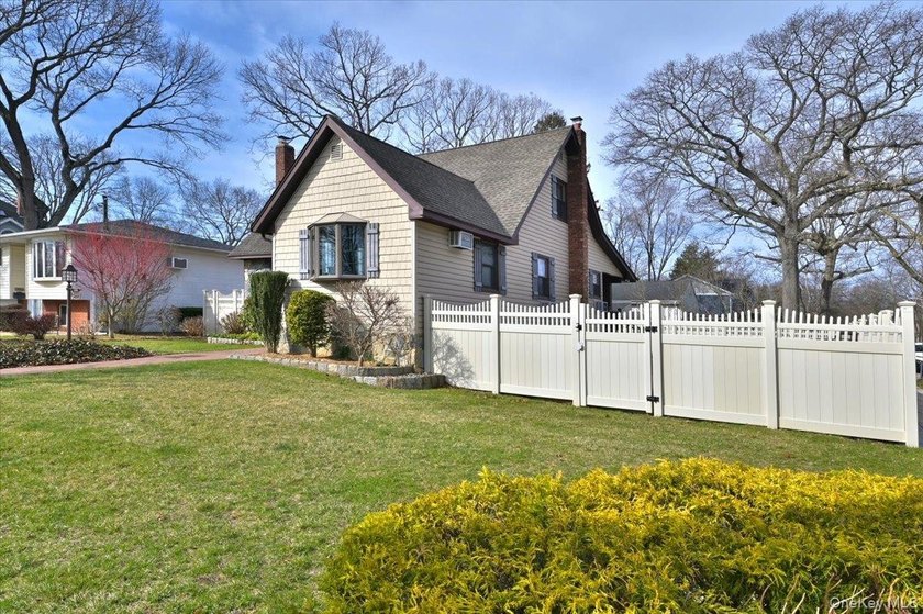 Welcome to 2 Oak Place, Massapequa - A Beautifully Expanded Cape - photo 4