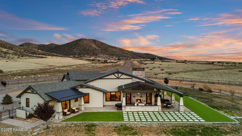 Behold the pinnacle of high-desert living in this 3,178 sq-ft - photo 3