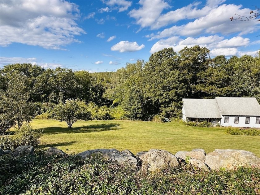 Welcome home to this stunning custom Ranch, featuring a barn - photo 7