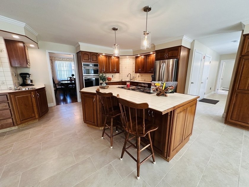 Welcome home to this stunning custom Ranch, featuring a barn - photo 10