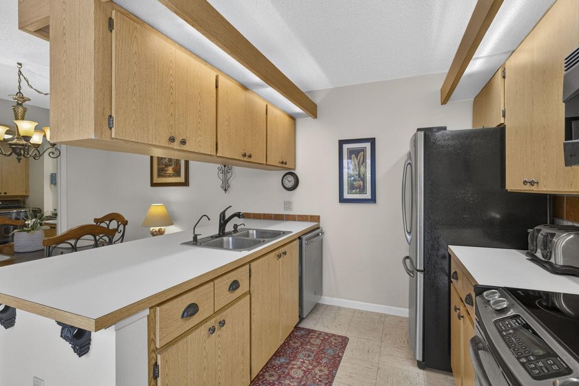 Affordable Move- In Ready Townhome in desirable Sandalwood Lakes - photo 11