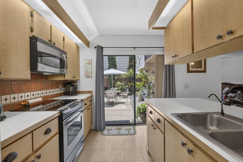 Affordable Move- In Ready Townhome in desirable Sandalwood Lakes - photo 12