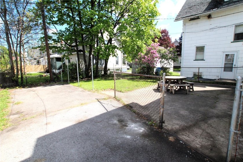 Just listed! This charming home features 3 bedrooms and 1 full - photo 4