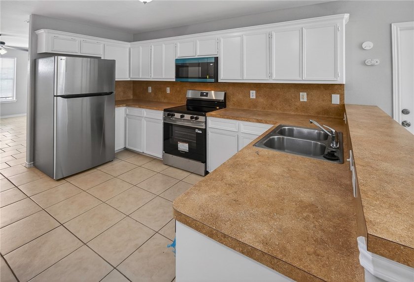 Come and meet your lovely new home! Remodeled and move-in ready - photo 11