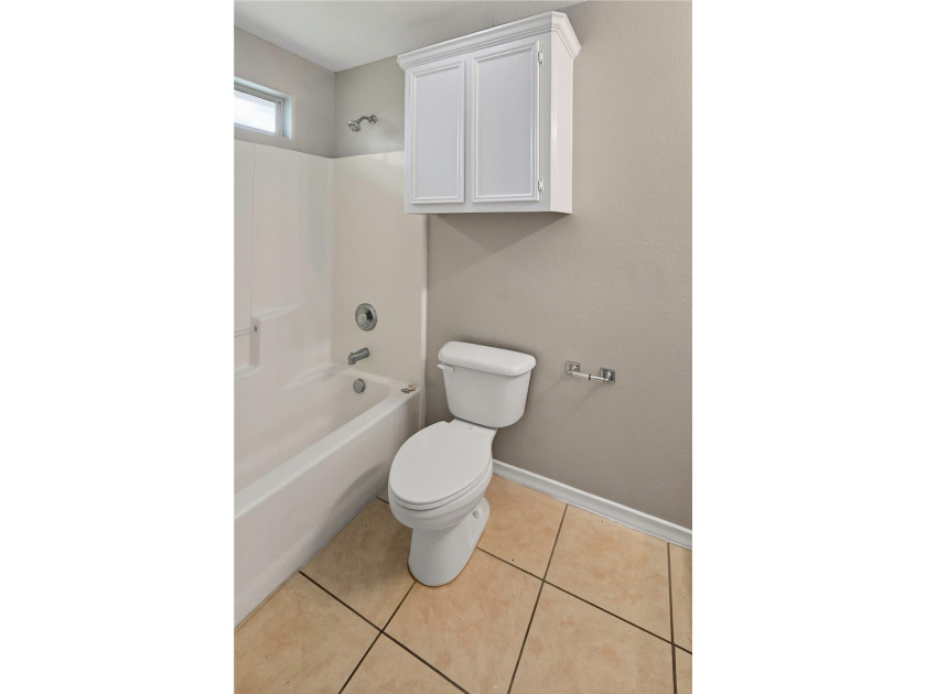 Come and meet your lovely new home! Remodeled and move-in ready - photo 15