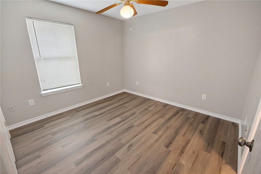 Come and meet your lovely new home! Remodeled and move-in ready - photo 16