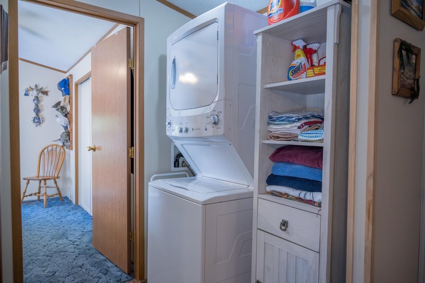 Lake living for an affordable price! This 14x80 Holly Park Home - photo 19