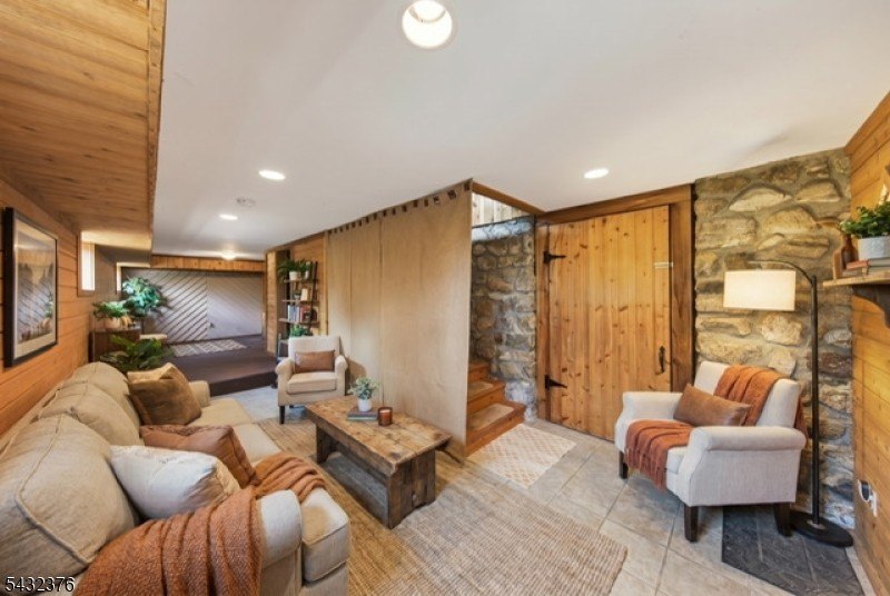 Lakeside Beauty in Highland Lakes. This beautiful lake-style - photo 22
