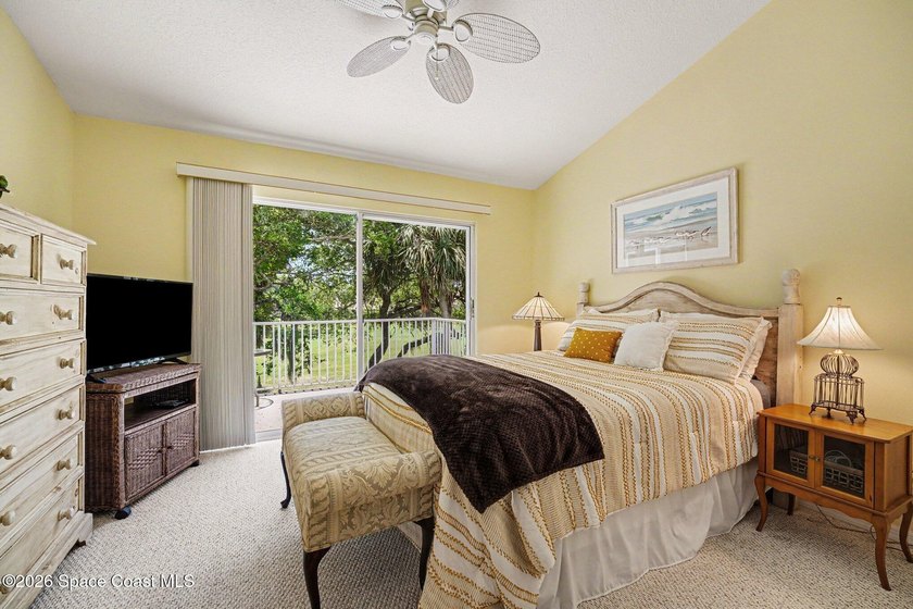 Stunning end-unit, furnished townhouse filled w/ natural light - photo 22