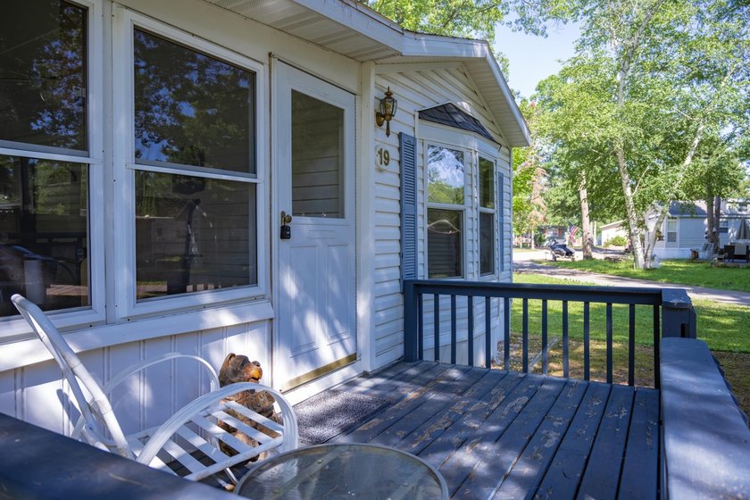 Lake living for an affordable price! This 14x80 Holly Park Home - photo 22