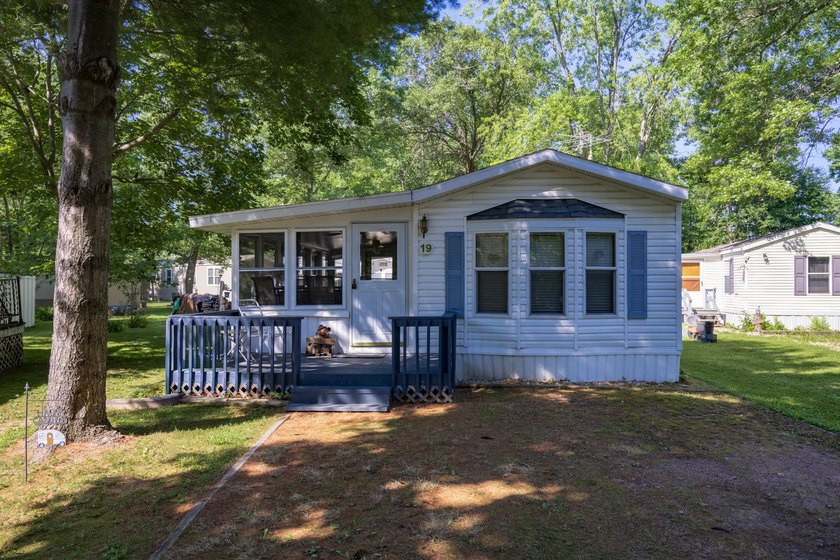 Lake living for an affordable price! This 14x80 Holly Park Home - photo 32