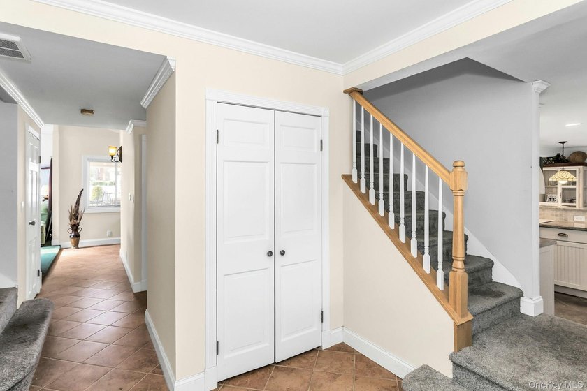 Welcome home to this beautiful Colonial in the highly - photo 5