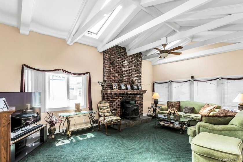 Welcome home to this beautiful Colonial in the highly - photo 6