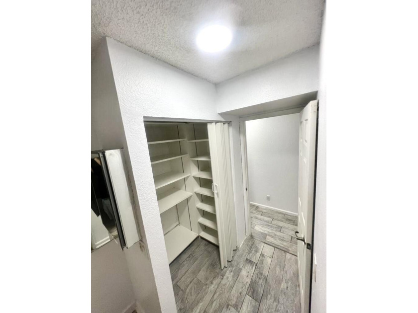 Beautiful 3-bedroom, 3-bathroom townhouse in highly desirable - photo 11