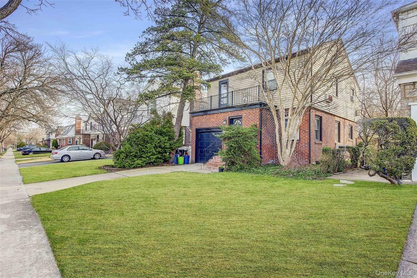 Welcome to this lovely 3 bed, 2 bath home located in the - photo 3